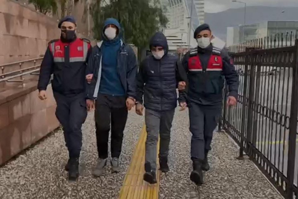 İzmir Güzelbahçe'de inşaattan hırsızlık yapıp plakasız araçla başka bir araca