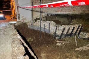 İZMİR'in Bornova ilçesinde, 2 gün önce açılan inşaat temeli nedeniyle
