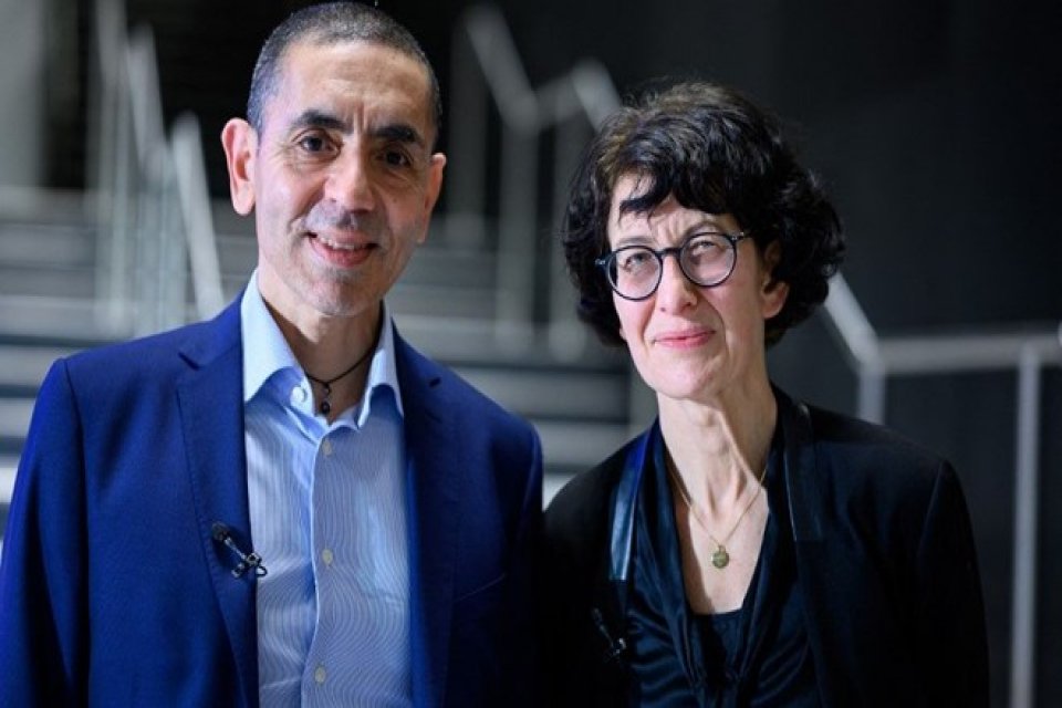 Covid-19 aşısının mucidi T&uuml;rk bilim insanları ve BioNTech&rsquo;in kurucuları &Ouml;zlem