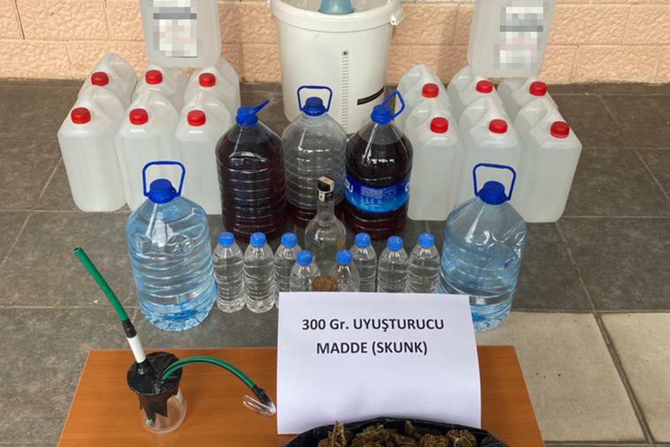 İzmir'in Menderes ilçesinde, jandarmanın 2 farklı adrese yaptığı kaçak içki