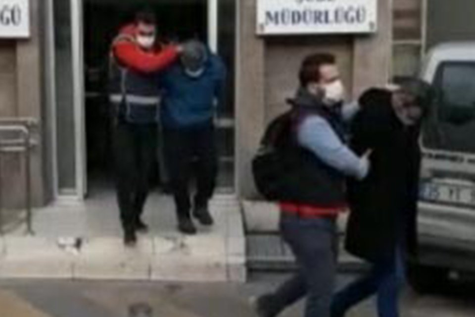 İzmir'de, avukatlık büroları ile özel firmaları arayıp, kendilerini internet arama