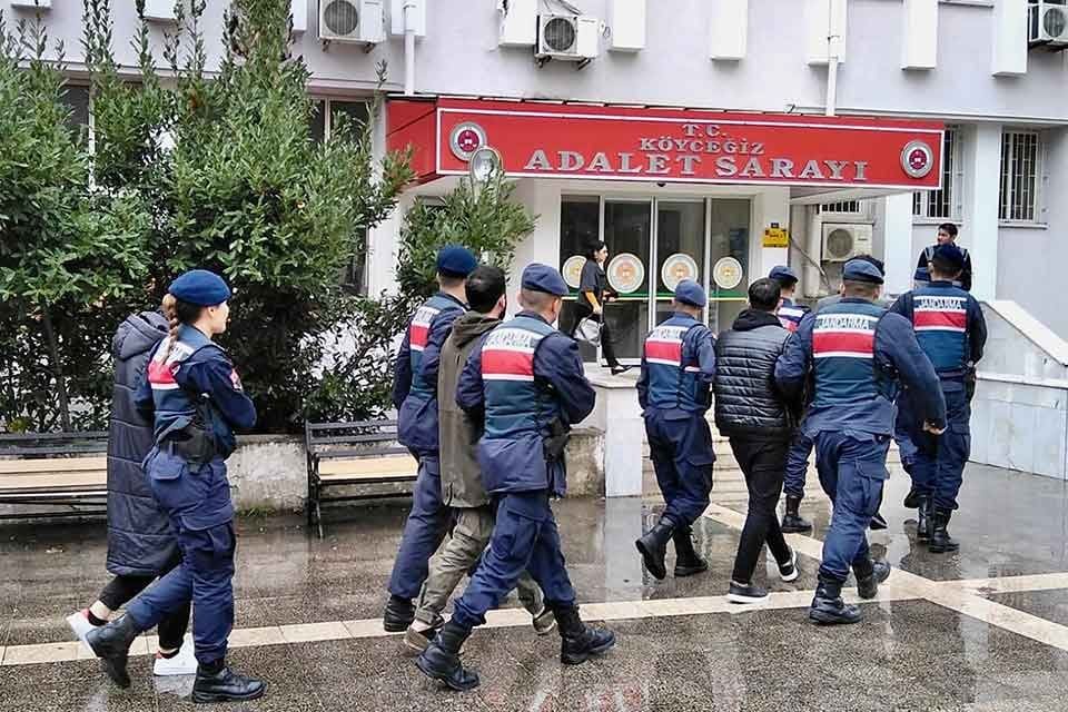 Muğla'da, jandarma ekipleri tarafından d&uuml;zenlenen 'Kıska&ccedil;' isimli operasyonda, 44 ayrı
