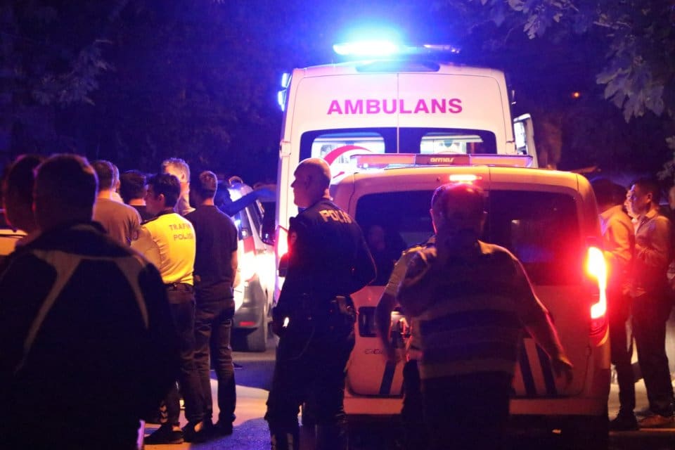 Kahramanmaraş&rsquo;ta olay yerinde şahıslara m&uuml;dahalede bulunan bir polis memuru bı&ccedil;akla