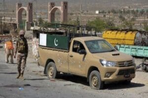 Pakistan'da polis aracına d&uuml;zenlenen intihar saldırısında 9 emniyet mensubu hayatını
