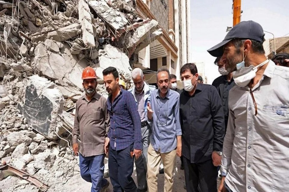 İran'ın Abadan şehrinde 10 katlı bir binanın &ccedil;&ouml;kmesi sonrası başlayan