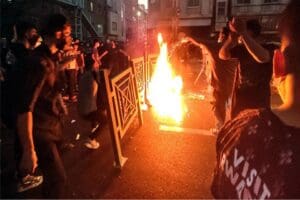 İran'da devrim muhafızları komutanlarından Nadir Birami'nin g&ouml;stericilerle g&uuml;venlik g&uuml;&ccedil;leri arasında