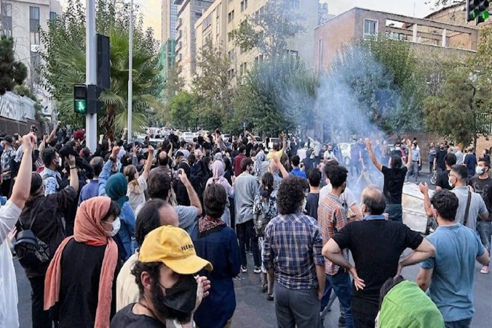 İran'da Mahsa Emini'nin &ouml;l&uuml;m&uuml;n&uuml;n ardından patlak veren protestolar, iki g&uuml;n&uuml;n