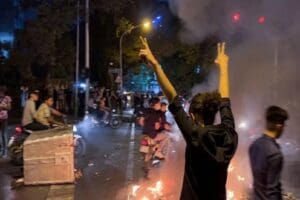 İran'da 22 yaşındaki Mahsa Emini'nin "baş&ouml;rt&uuml;s&uuml; kurallarına uymadığı" gerek&ccedil;esiyle g&ouml;zaltına