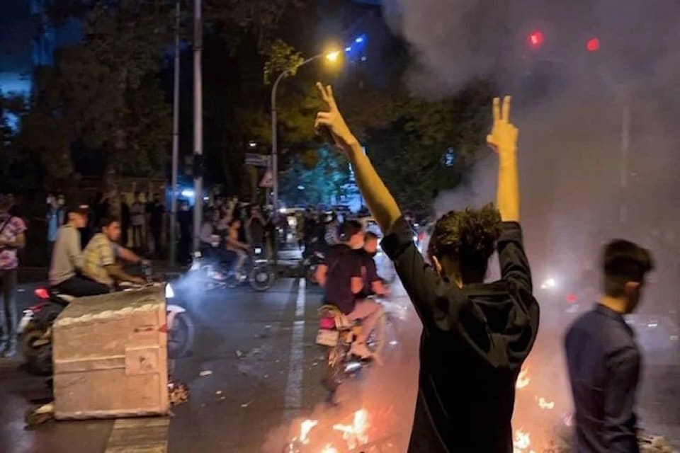 İran'da 22 yaşındaki Mahsa Emini'nin "baş&ouml;rt&uuml;s&uuml; kurallarına uymadığı" gerek&ccedil;esiyle g&ouml;zaltına