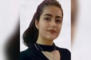 İran&rsquo;da Mahsa Amini&rsquo;nin &ouml;ld&uuml;r&uuml;lmesinin ardından polisler tarafından d&ouml;v&uuml;len 16 yaşındaki