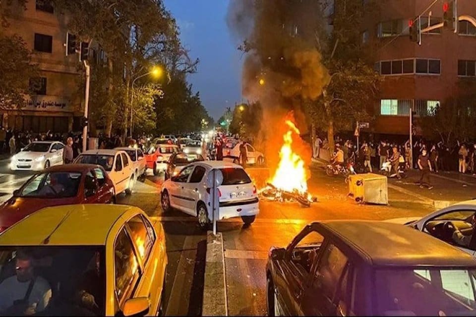 İran'da 22 yaşındaki Mahsa Emini'nin "kıyafet kurallarına uymadığı" gerek&ccedil;esiyle g&ouml;zaltına
