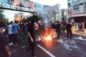 İran'da 22 yaşındaki Mahsa Amini'nin ahlak polisi tarafından g&ouml;zaltına alınmasından