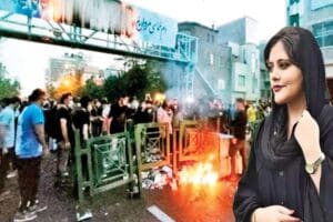 Başkent Tahran'da Mahsa Emini'nin hayatını kaybetmesi sonrası başlayan protestolara katılan