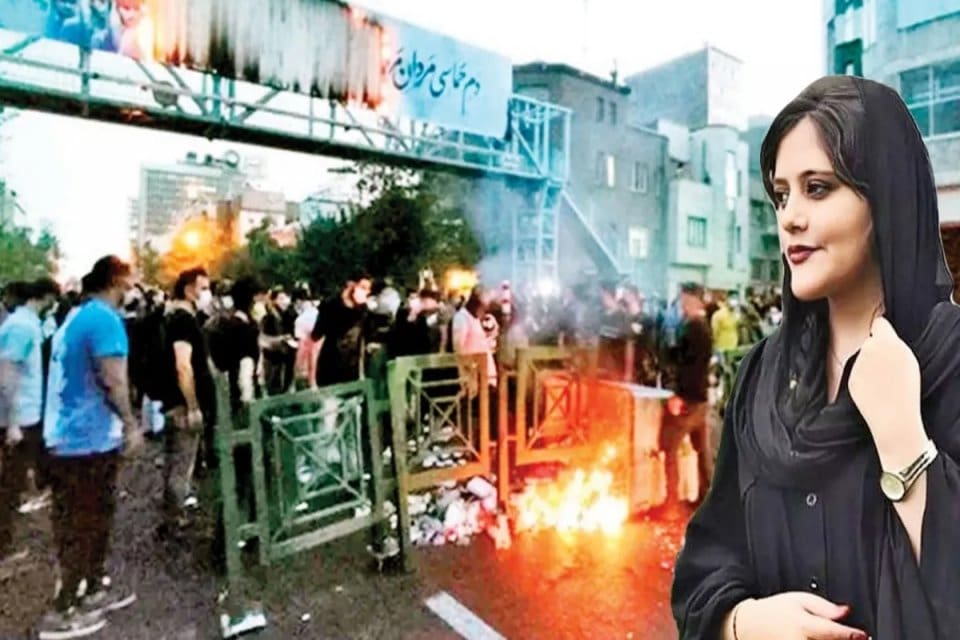 Başkent Tahran'da Mahsa Emini'nin hayatını kaybetmesi sonrası başlayan protestolara katılan