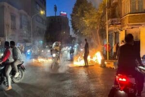 İran'da &uuml;lke &ccedil;apına yayılan g&ouml;sterilerle karşı karşıya kalan dini rejim,