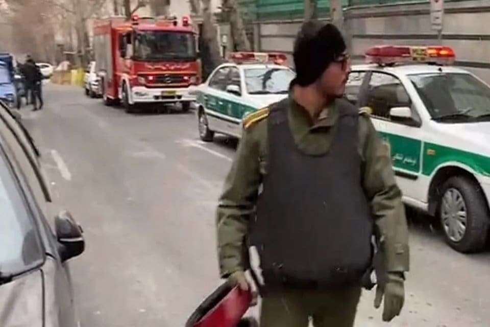 Azerbaycan'ın İran'ın başkenti Tahran'da bulunan b&uuml;y&uuml;kel&ccedil;ilik binasına kalaşnikofla silahlı saldırı