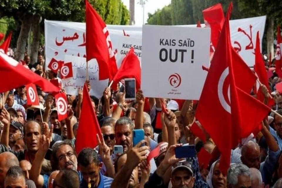 İran'ın ardından Tunus'ta da polis şiddetine karşı protestolar başladı. Tunus&rsquo;ta