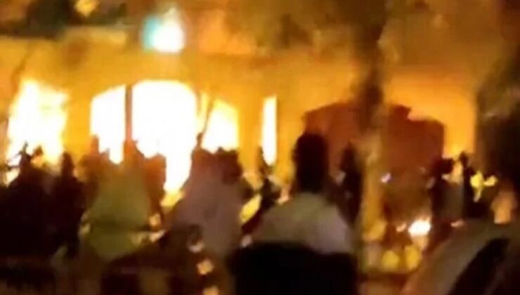 İran devriminin lideri Humeyni'nin evi yakıldı