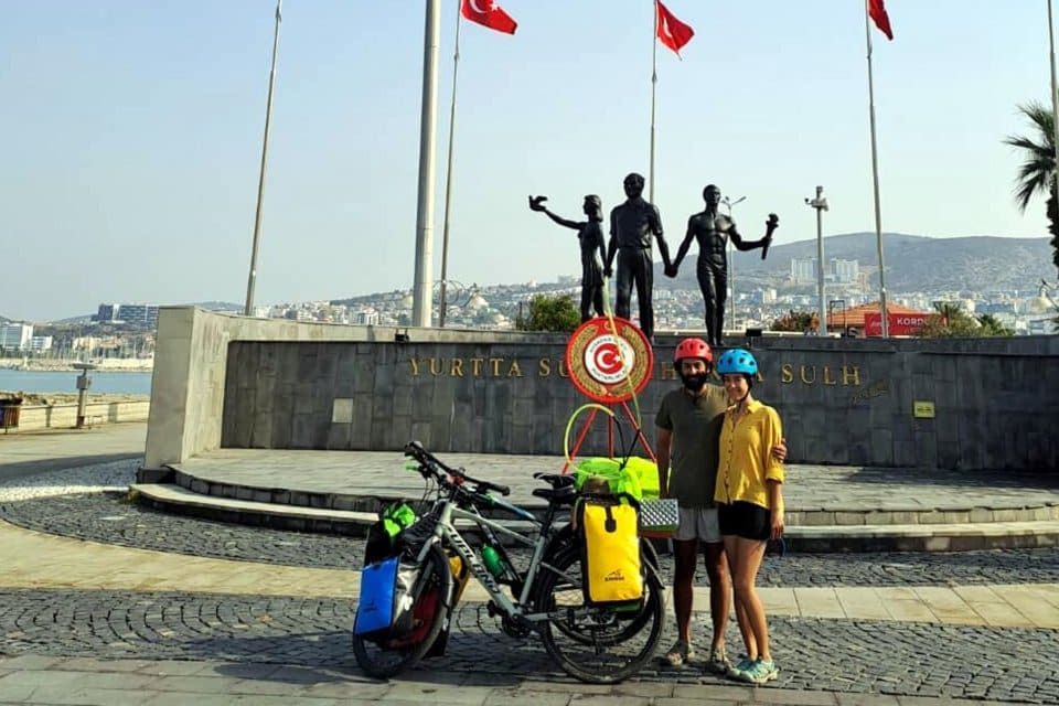 İran'da kaynak ustalığı yapan Amir Jabari (30) ile mimar arkadaşı