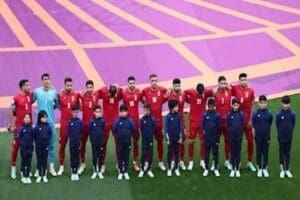 D&uuml;nya Kupası'nda oynanan İngiltere-İran ma&ccedil;ı &ouml;ncesinde İranlı futbolcular milli marşı