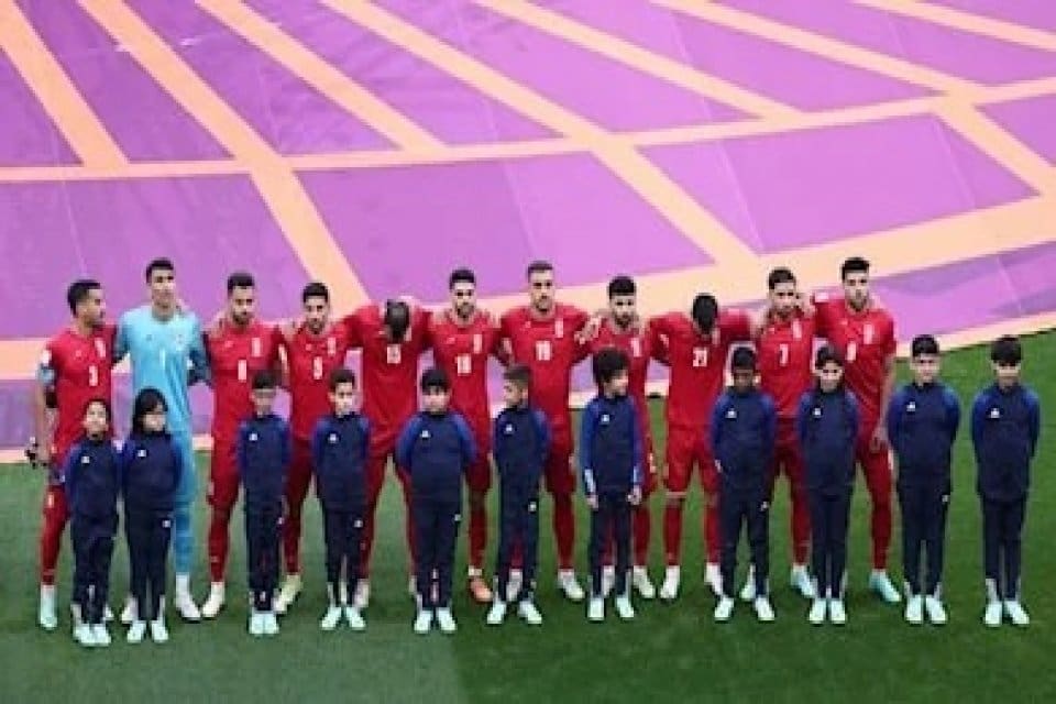 D&uuml;nya Kupası'nda oynanan İngiltere-İran ma&ccedil;ı &ouml;ncesinde İranlı futbolcular milli marşı