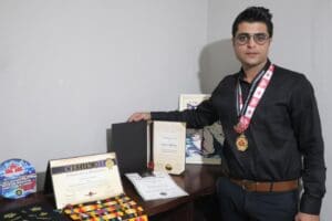 Denizli'nin Merkezefendi il&ccedil;esinde yaşayan İran uyruklu m&uuml;lteci Amirpooyan Cheghin (34),