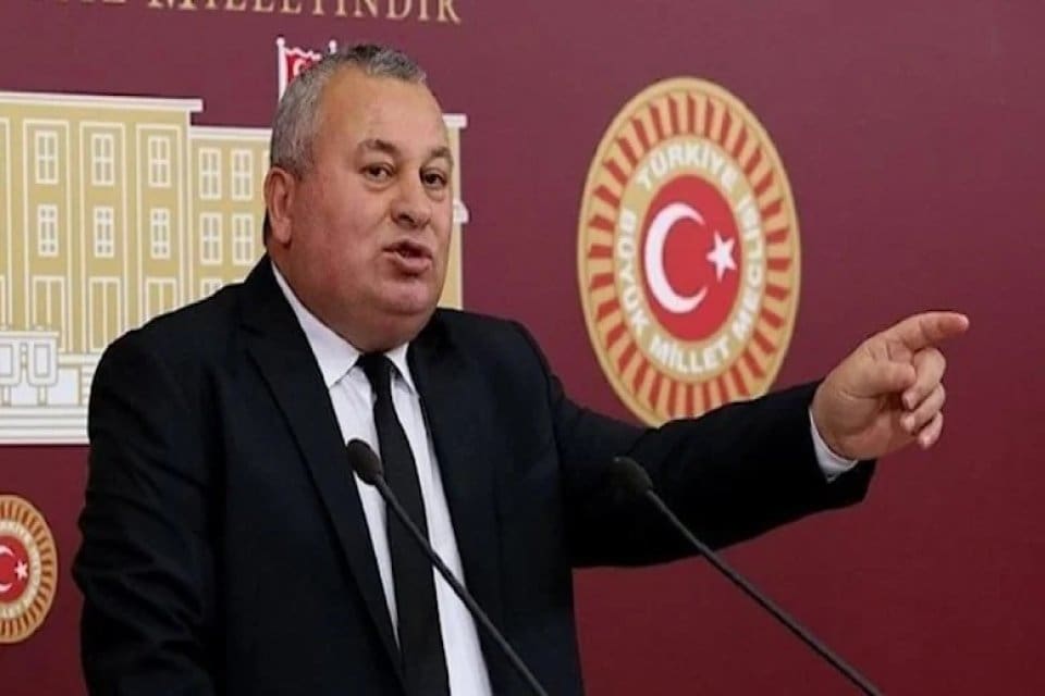 Fenerbah&ccedil;e ve Beşiktaş trib&uuml;nlerinden "H&uuml;k&uuml;met istifa" sloganlarının y&uuml;kselmesine AK Parti
