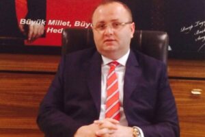 İzmir'de iş insanı Ahmet Kurtuluş elektronik kelepçeyle ev hapsinde tutulduğu
