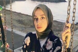 Trabzon&rsquo;un Yomra il&ccedil;esinde iş &ccedil;ıkışı yolun karşısına ge&ccedil;meye &ccedil;alışırken otomobilin