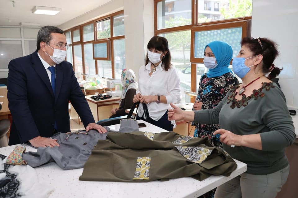 İlk mezunlarını iş d&uuml;nyasına kazandırmaya hazırlanan d&uuml;z dikiş, re&ccedil;me ve