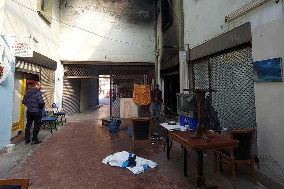 İzmir'in Konak il&ccedil;esindeki bir iş hanındaki d&uuml;kkanda &ccedil;ıkan yangında, evsiz