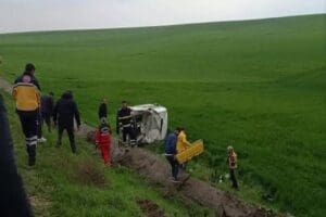 Diyarbakır petrol arama &ccedil;alışması y&uuml;r&uuml;ten firmanın iş&ccedil;ilerini taşıyan minib&uuml;s, yol