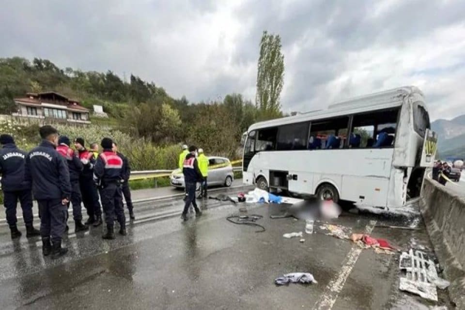 Sakarya'da iş&ccedil;ileri taşıyan servis aracı, beton bariyerlere &ccedil;arpıp devrildi. Kazada