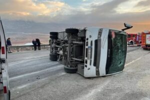 Denizli'nin Serinhisar il&ccedil;esinde bir fabrikaya iş&ccedil;i g&ouml;t&uuml;ren servis midib&uuml;s&uuml;n&uuml;n devrilmesi