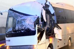 Tekirdağ'ın Ergene il&ccedil;esinde iş&ccedil;ileri taşıyan midib&uuml;s&uuml;n TIR'a &ccedil;arptığı kazada 12