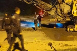&Uuml;mraniye'de yol asfaltlama &ccedil;alışması yapan, İstanbul B&uuml;y&uuml;kşehir Belediyesine (İBB) bağlı