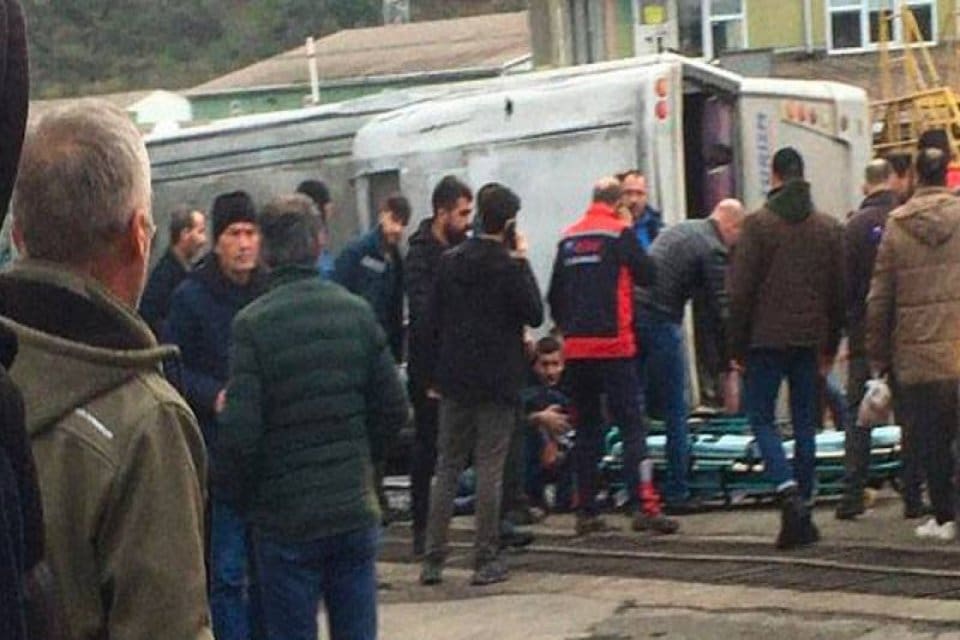 &Ccedil;anakkale'nin Biga il&ccedil;esinde fabrika iş&ccedil;ilerinin taşındığı otob&uuml;s&uuml;n devrildiği kazada 17