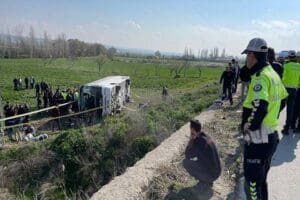 Eskişehir'in İn&ouml;n&uuml; il&ccedil;esinde iş&ccedil;ileri taşıyan otob&uuml;s&uuml;n devrilmesi sonucu 3 kişi