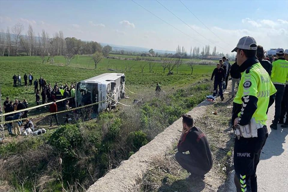 Eskişehir'in İn&ouml;n&uuml; il&ccedil;esinde iş&ccedil;ileri taşıyan otob&uuml;s&uuml;n devrilmesi sonucu 3 kişi