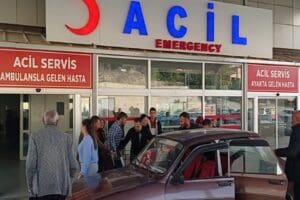 Adana&rsquo;nın Kozan il&ccedil;esinde trakt&ouml;r&uuml;n devrilmesi sonucu &ccedil;ok sayıda iş&ccedil;i yaralandı.