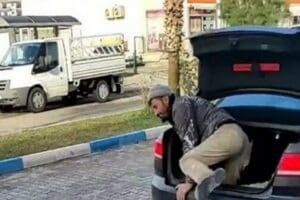 Antalya&rsquo;da bir iş&ccedil;iyi otomobili kirlenmesin diye bagajda taşıyan patrona ara&ccedil;
