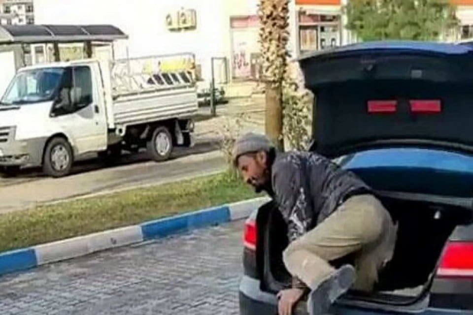 Antalya&rsquo;da bir iş&ccedil;iyi otomobili kirlenmesin diye bagajda taşıyan patrona ara&ccedil;