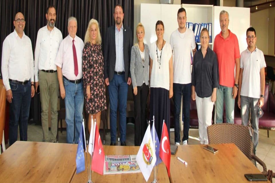 &Ccedil;iğli Belediye Başkanı Utku G&uuml;mr&uuml;k&ccedil;&uuml; İzmir Gazeteciler Cemiyeti&rsquo;ni ve Başkan