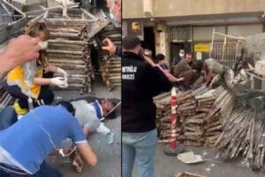 İZMİR'in Konak il&ccedil;esinde, bir iş hanının dış cephesindeki iskele devrildi,