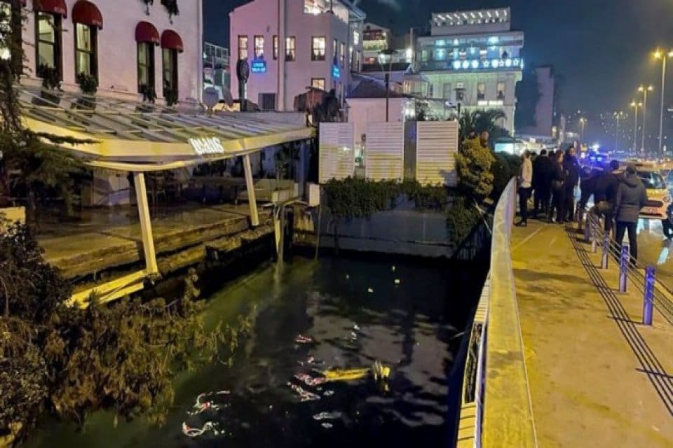 İstanbul'un Boğazi&ccedil;i'ndeki semti Arnavutk&ouml;y'de bulunan Danış Et&rsquo;in deniz tarafındaki iskele