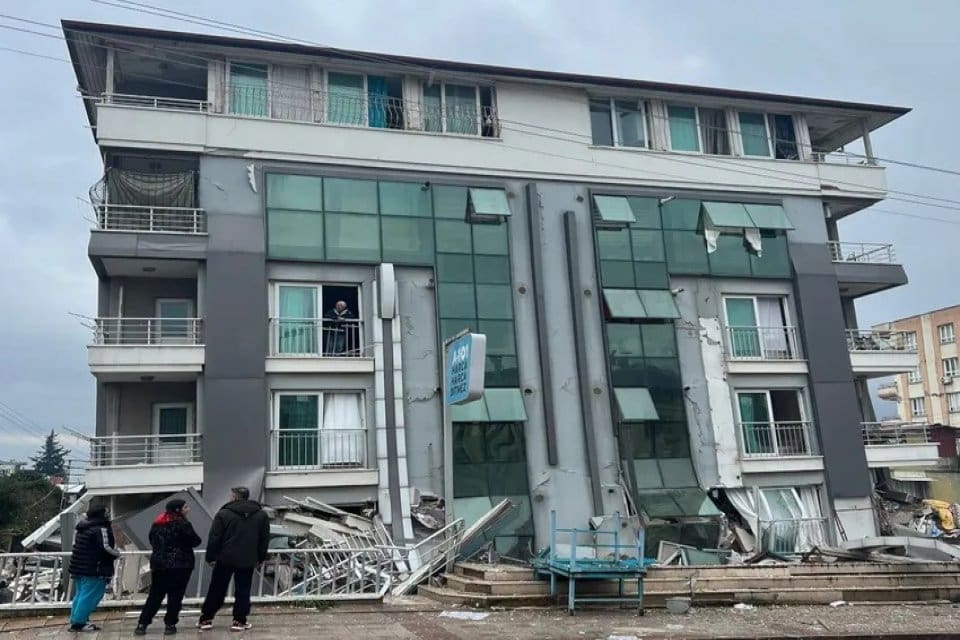 7,7 ve 7,4 b&uuml;y&uuml;kl&uuml;ğ&uuml;ndeki depremin ardından 24 saat ge&ccedil;ti. İskenderun'da