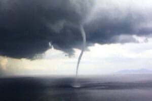 Hatay'ın İskenderun il&ccedil;esinde Akdeniz &uuml;zerinde hortum &ccedil;ıktı Meteoroloji'nin uyardığı yağışlı