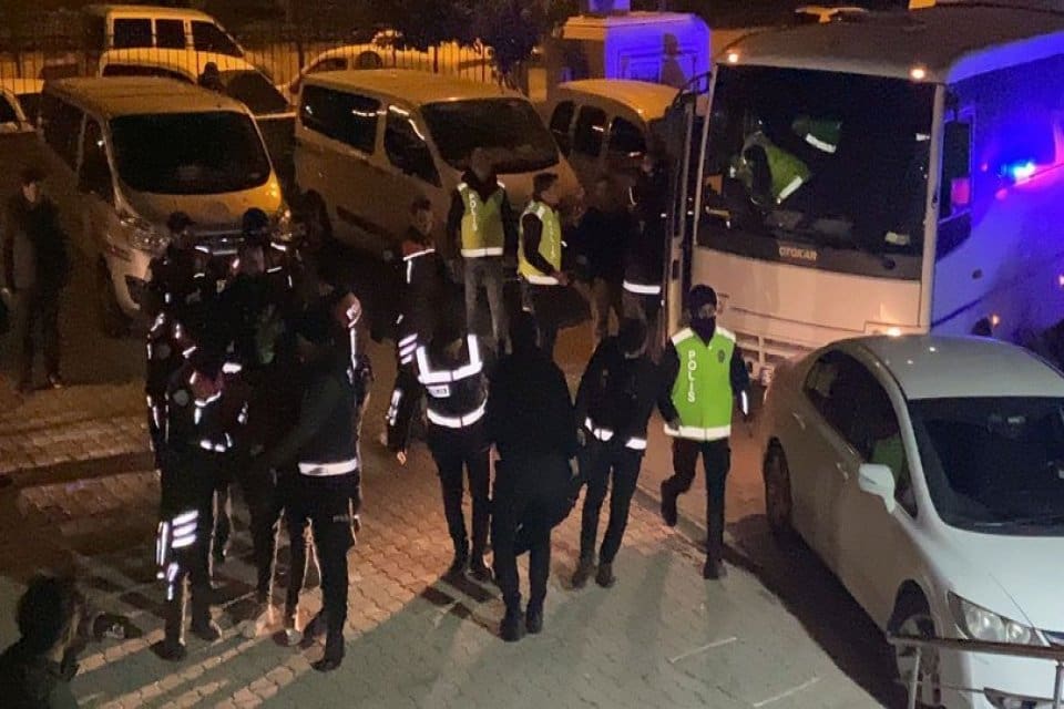Hatay'ın İskenderun il&ccedil;esinde yağma, cinsel taciz ve hırsızlık su&ccedil;lamasıyla g&ouml;zaltına