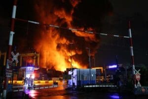 İskenderun Limanı'nda d&uuml;n depremin ardından devrilen konteynerlerde &ccedil;ıkan yangın s&uuml;r&uuml;yor.