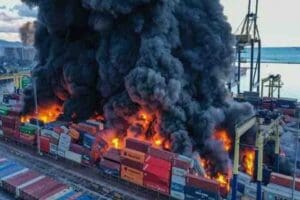 Milli Savunma Bakanlığı (MSB), İskenderun Limanı'ndaki yangının havadan m&uuml;dahaleyle s&ouml;nd&uuml;r&uuml;ld&uuml;ğ&uuml;n&uuml;